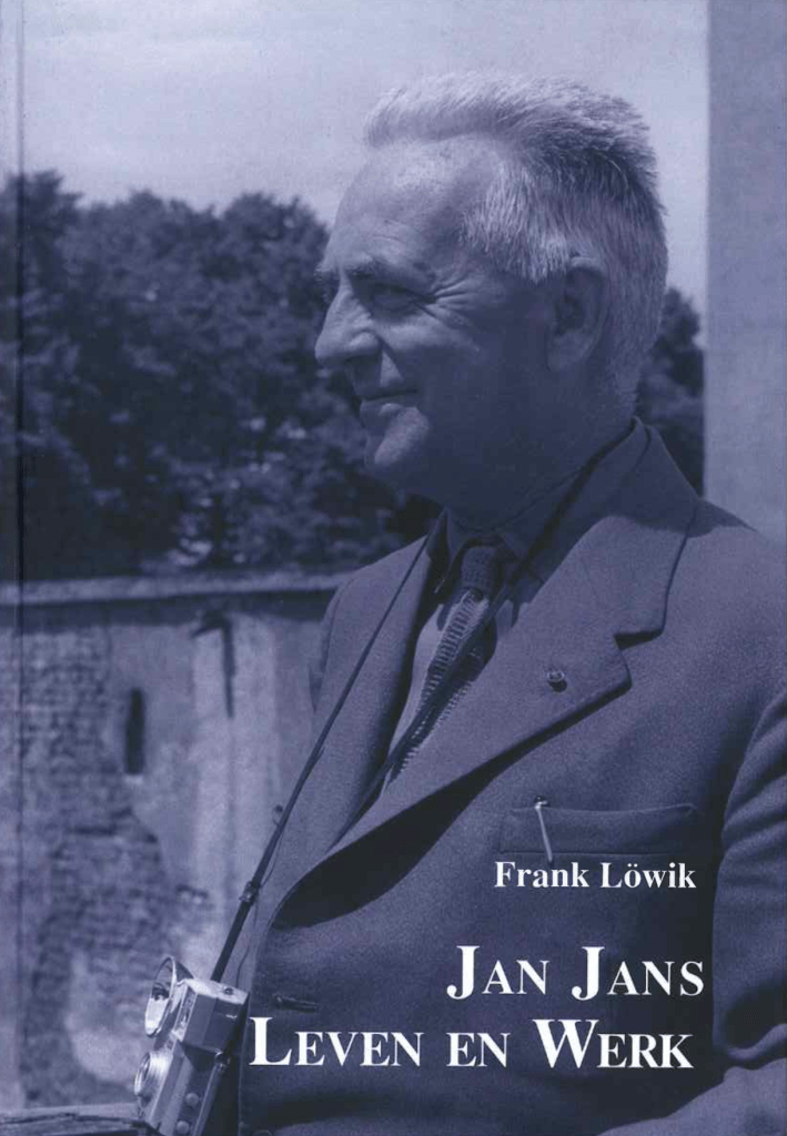 Deze biografie over Jan Jans (1893-1963) werd door Frank Löwik geschreven in de jaren ‘90 en gepubliceerd in 2001. De biografie is opnieuw uitgegeven in 2013, het jaar met extra activiteiten rondom de nalatenschap van Jan Jans. Met toestemming van de eerdere uitgever brengt de Jan Jans Stichting een heruitgave. Löwik beschrijft op prettig leesbare wijze het leven en werk van de architect, kunstenaar en Twents regionalist. Het jaar met extra activiteiten rondom de nalatenschap van Jan Jans.